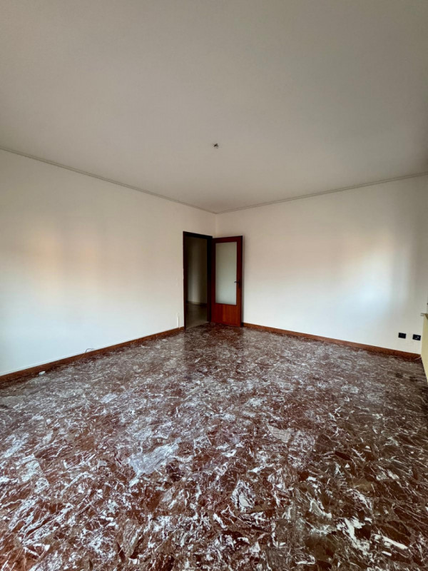 COMPOSIZIONE:
Proponiamo in affitto un appartamento da arredare, ideale per chi desidera personal...