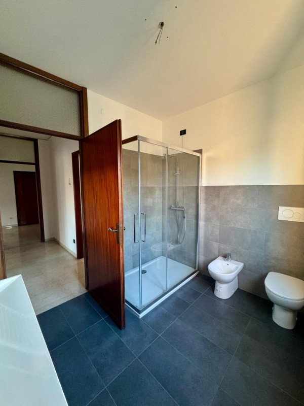 COMPOSIZIONE:
Proponiamo in affitto un appartamento da arredare, ideale per chi desidera personal...