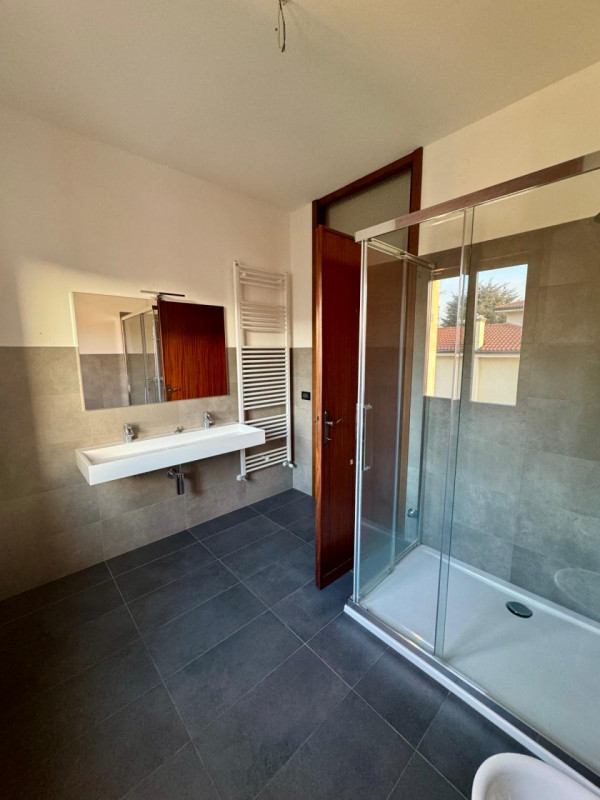 COMPOSIZIONE:
Proponiamo in affitto un appartamento da arredare, ideale per chi desidera personal...