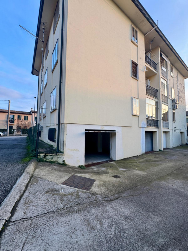 COMPOSIZIONE:
Proponiamo in affitto un appartamento da arredare, ideale per chi desidera personal...