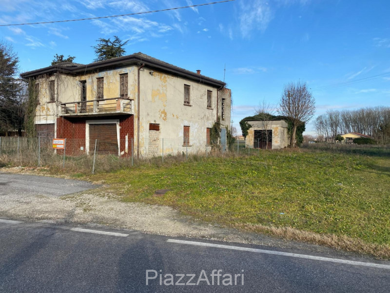 In zona rurale nel comune di Brugine, in Via Ospitale, proponiamo in vendita fabbricato (da demol...