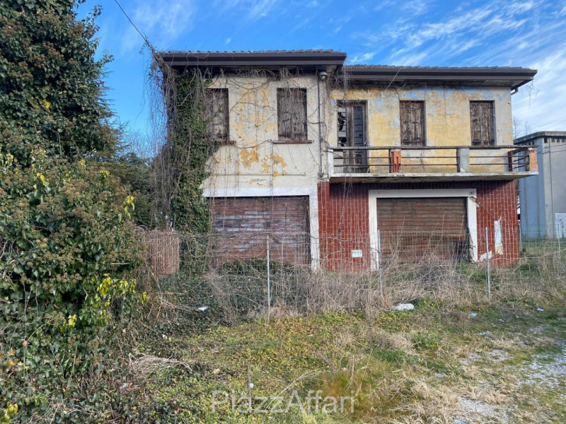 In zona rurale nel comune di Brugine, in Via Ospitale, proponiamo in vendita fabbricato (da demol...