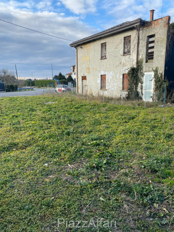 In zona rurale nel comune di Brugine, in Via Ospitale, proponiamo in vendita fabbricato (da demol...