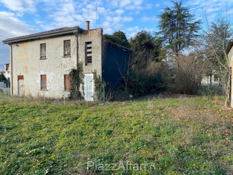 In zona rurale nel comune di Brugine, in Via Ospitale, proponiamo in vendita fabbricato (da demol...
