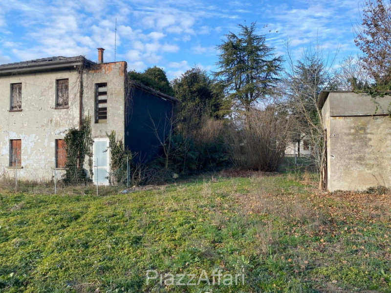 In zona rurale nel comune di Brugine, in Via Ospitale, proponiamo in vendita fabbricato (da demol...