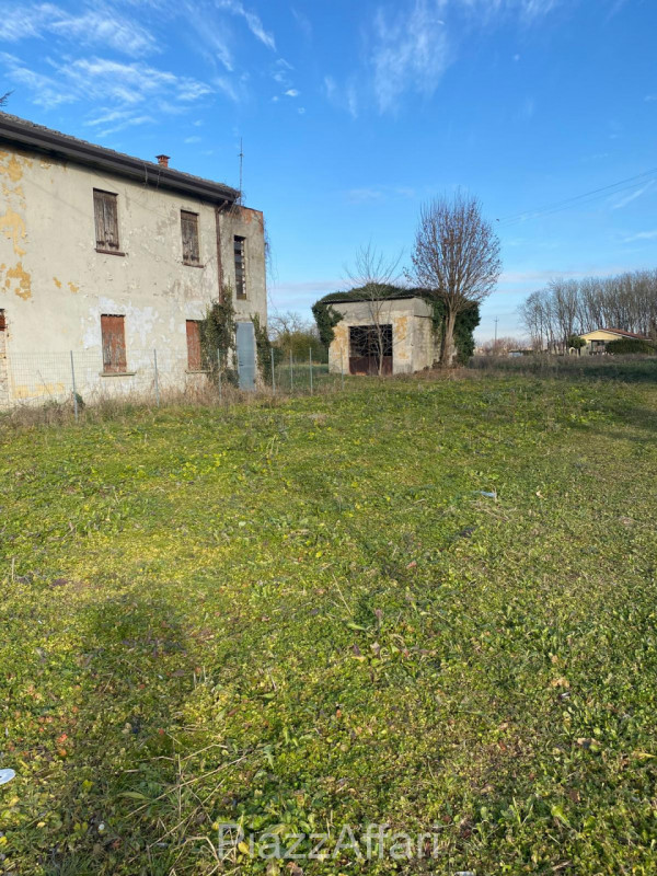 In zona rurale nel comune di Brugine, in Via Ospitale, proponiamo in vendita fabbricato (da demol...