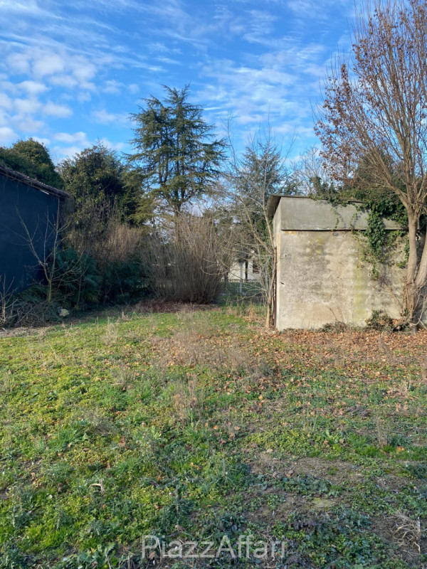 In zona rurale nel comune di Brugine, in Via Ospitale, proponiamo in vendita fabbricato (da demol...