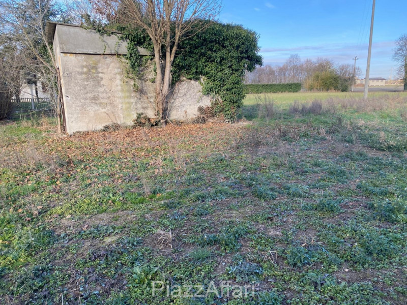 In zona rurale nel comune di Brugine, in Via Ospitale, proponiamo in vendita fabbricato (da demol...