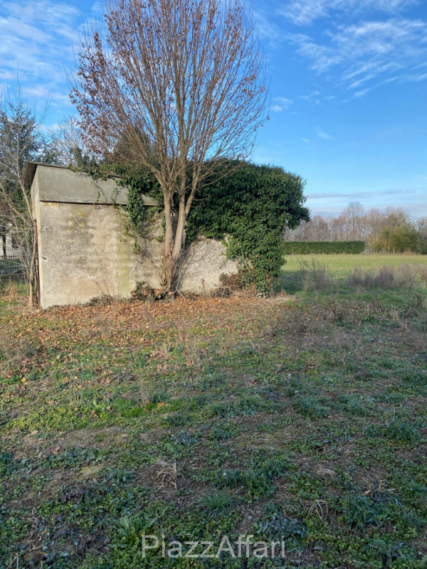 In zona rurale nel comune di Brugine, in Via Ospitale, proponiamo in vendita fabbricato (da demol...