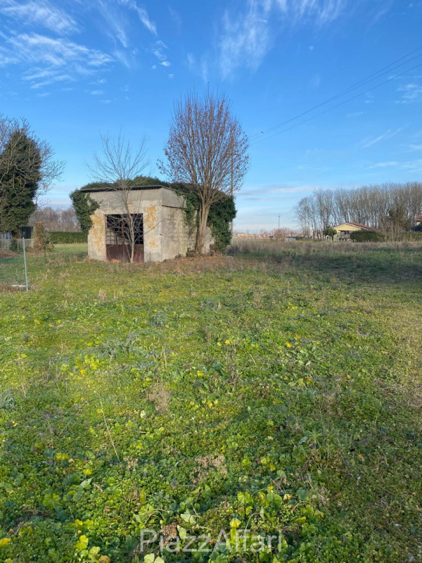 In zona rurale nel comune di Brugine, in Via Ospitale, proponiamo in vendita fabbricato (da demol...