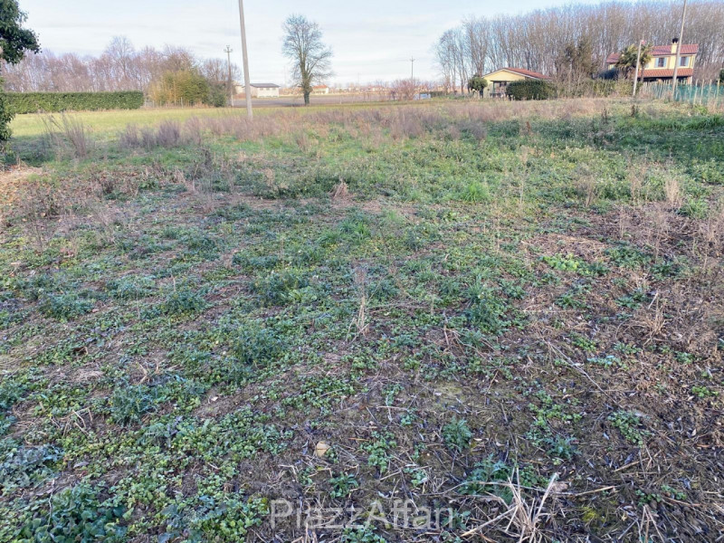 In zona rurale nel comune di Brugine, in Via Ospitale, proponiamo in vendita fabbricato (da demol...