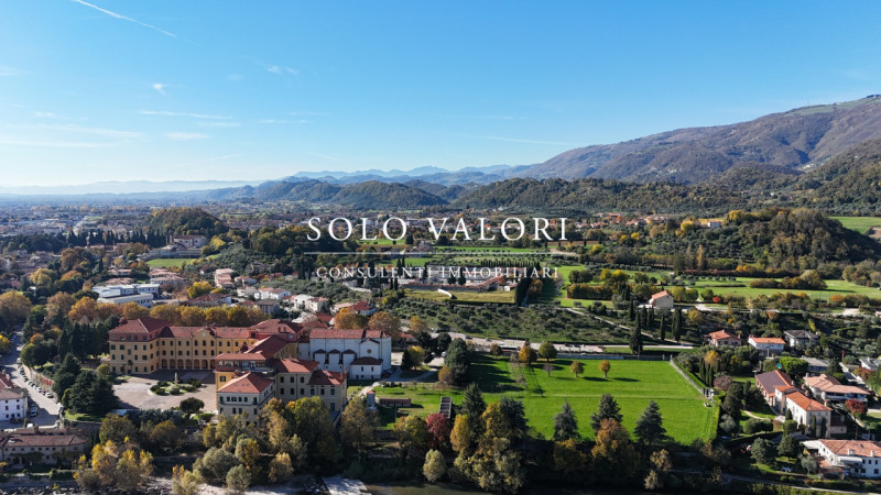 Rif.BA321 (per info 393 9878704 Daniel)

Proponiamo in vendita una residenza unica nel suo genere...