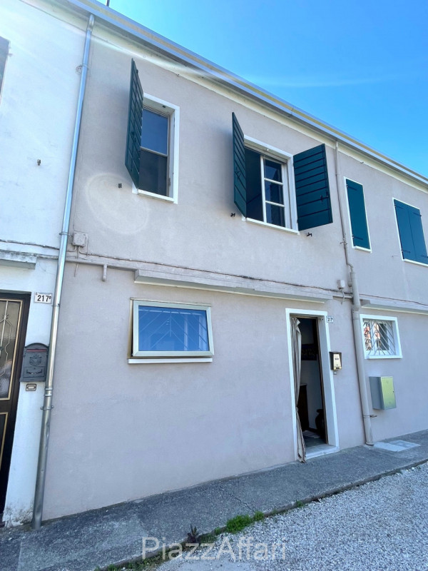 In centro paese, porzione di casa a schiera centrale, disposta su due livelli e con scoperto di p...