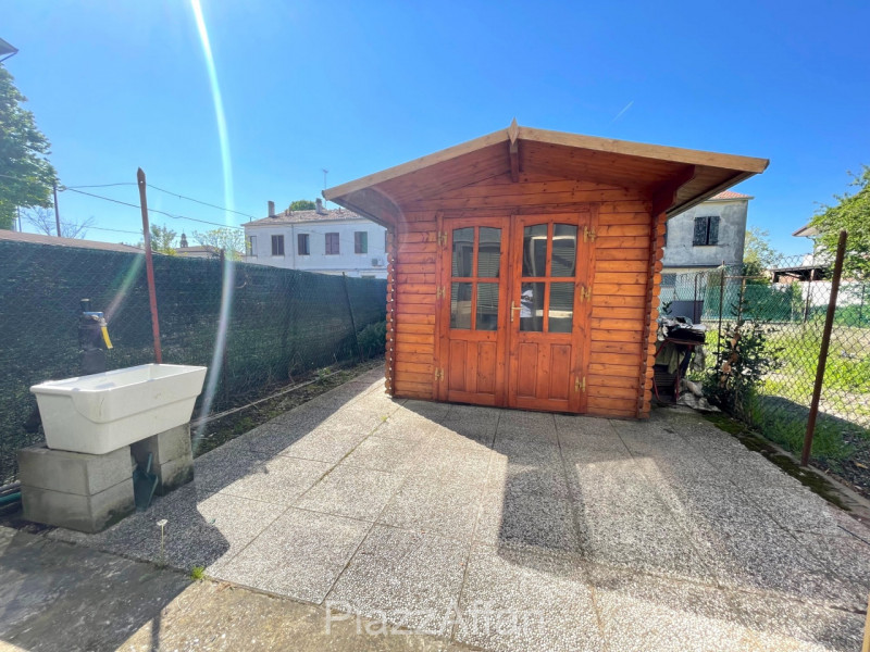 In centro paese, porzione di casa a schiera centrale, disposta su due livelli e con scoperto di p...