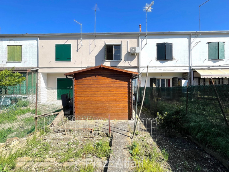 In centro paese, porzione di casa a schiera centrale, disposta su due livelli e con scoperto di p...