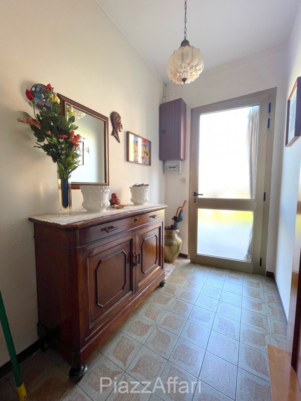 In centro paese, porzione di casa a schiera centrale, disposta su due livelli e con scoperto di p...