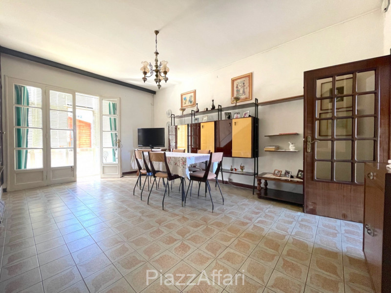 In centro paese, porzione di casa a schiera centrale, disposta su due livelli e con scoperto di p...