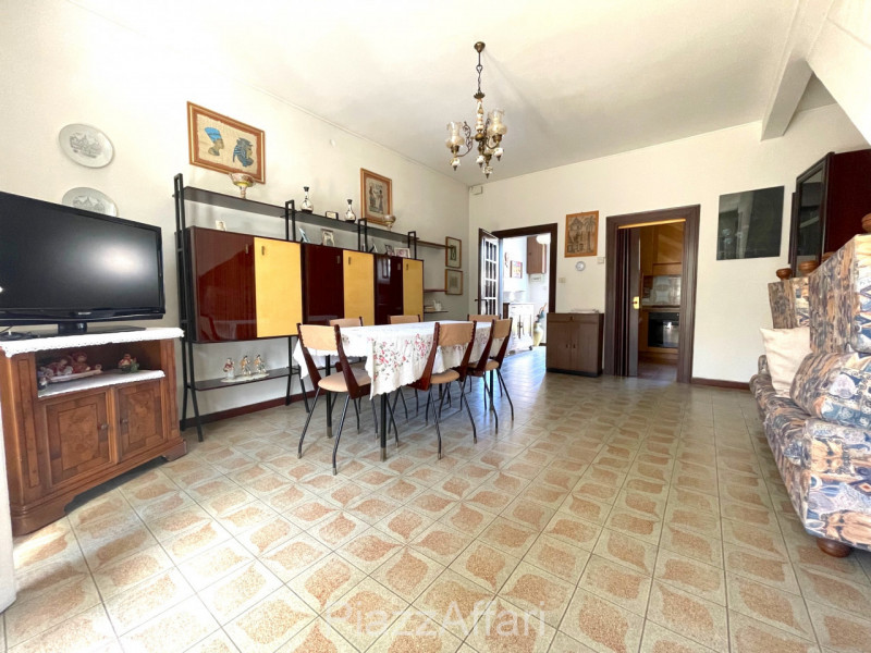 In centro paese, porzione di casa a schiera centrale, disposta su due livelli e con scoperto di p...