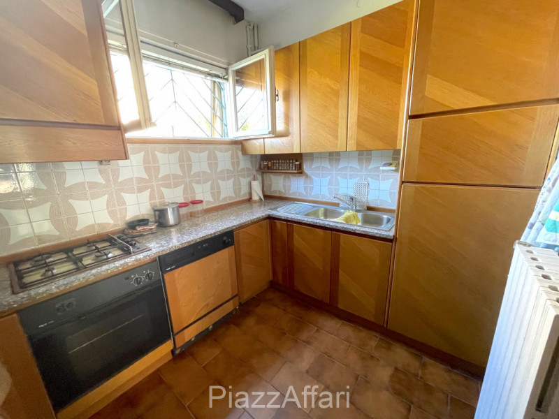 In centro paese, porzione di casa a schiera centrale, disposta su due livelli e con scoperto di p...