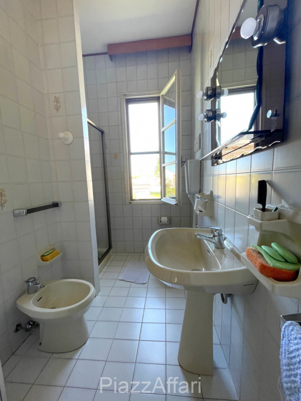 In centro paese, porzione di casa a schiera centrale, disposta su due livelli e con scoperto di p...