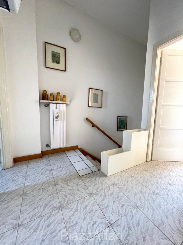 In centro paese, porzione di casa a schiera centrale, disposta su due livelli e con scoperto di p...