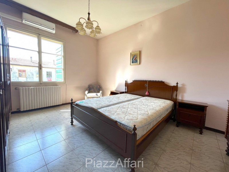 In centro paese, porzione di casa a schiera centrale, disposta su due livelli e con scoperto di p...