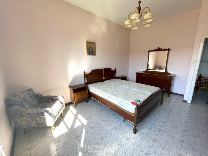 In centro paese, porzione di casa a schiera centrale, disposta su due livelli e con scoperto di p...