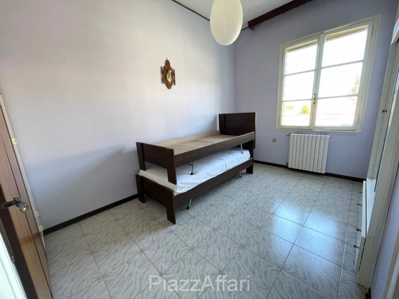 In centro paese, porzione di casa a schiera centrale, disposta su due livelli e con scoperto di p...