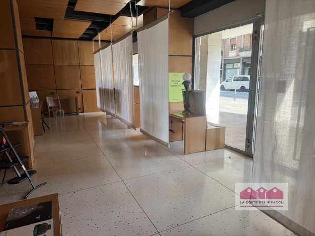 VICENZA: A RIDOSSO DEL CENTRO STORICO AMPIO NEGOZIO CON VETRINE AL PIANO TERRA - RIF. VNEG8L - EU...