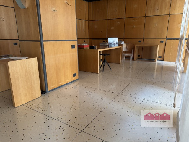 VICENZA: A RIDOSSO DEL CENTRO STORICO AMPIO NEGOZIO CON VETRINE AL PIANO TERRA - RIF. VNEG8L - EU...