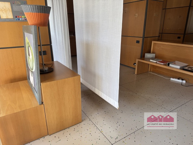 VICENZA: A RIDOSSO DEL CENTRO STORICO AMPIO NEGOZIO CON VETRINE AL PIANO TERRA - RIF. VNEG8L - EU...