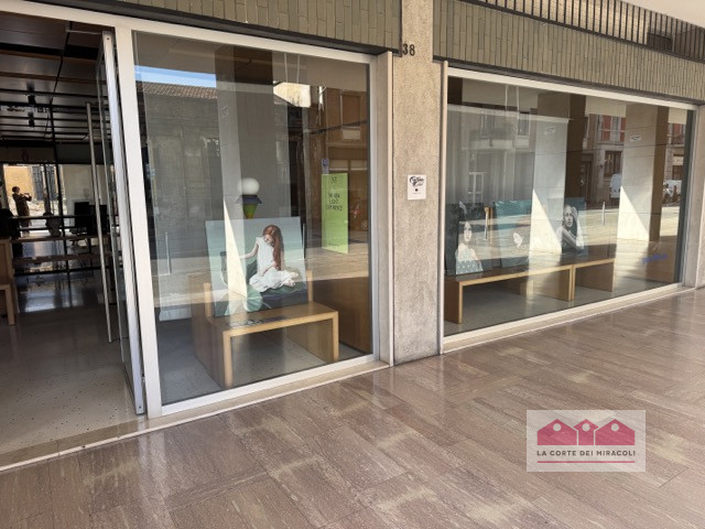 VICENZA: A RIDOSSO DEL CENTRO STORICO AMPIO NEGOZIO CON VETRINE AL PIANO TERRA - RIF. VNEG8L - EU...