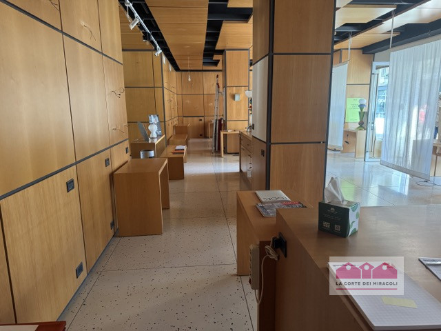 VICENZA: A RIDOSSO DEL CENTRO STORICO AMPIO NEGOZIO CON VETRINE AL PIANO TERRA - RIF. VNEG8L - EU...