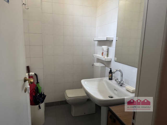 VICENZA: A RIDOSSO DEL CENTRO STORICO AMPIO NEGOZIO CON VETRINE AL PIANO TERRA - RIF. VNEG8L - EU...