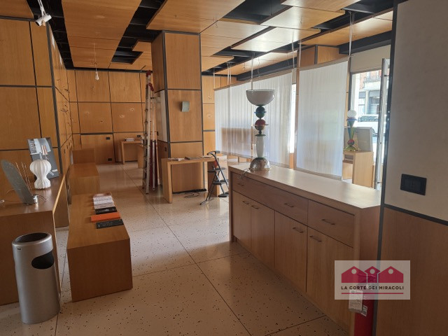 VICENZA: A RIDOSSO DEL CENTRO STORICO AMPIO NEGOZIO CON VETRINE AL PIANO TERRA - RIF. VNEG8L - EU...