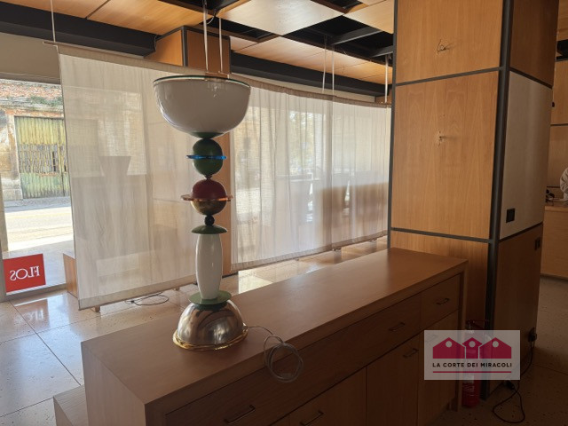 VICENZA: A RIDOSSO DEL CENTRO STORICO AMPIO NEGOZIO CON VETRINE AL PIANO TERRA - RIF. VNEG8L - EU...