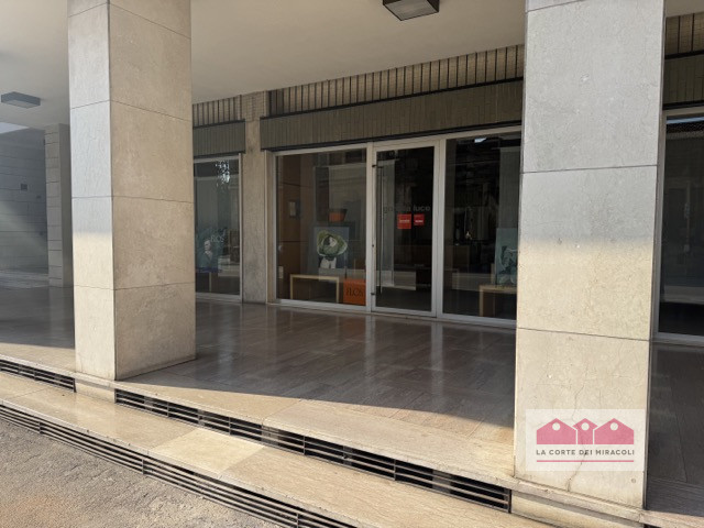 VICENZA: A RIDOSSO DEL CENTRO STORICO AMPIO NEGOZIO CON VETRINE AL PIANO TERRA - RIF. VNEG8L - EU...