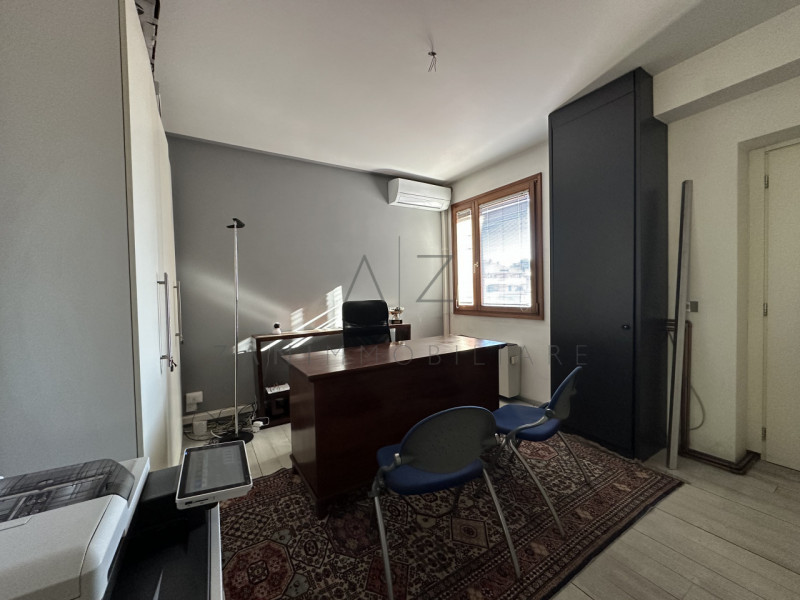 Proponiamo in vendita un prestigioso ufficio di circa 70 mq situato nella zona centrale di Castel...