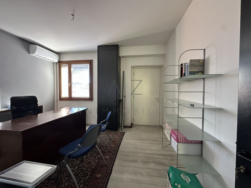 Proponiamo in vendita un prestigioso ufficio di circa 70 mq situato nella zona centrale di Castel...