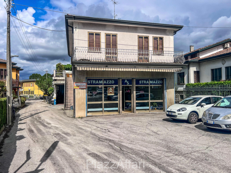 * * * PREZZO RIBASSATO * * * 

Meraviglioso e luminoso locale in parte commerciale e in parte art...