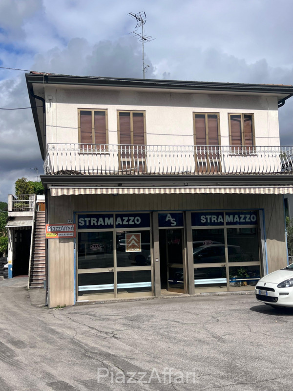 * * * PREZZO RIBASSATO * * * 

Meraviglioso e luminoso locale in parte commerciale e in parte art...