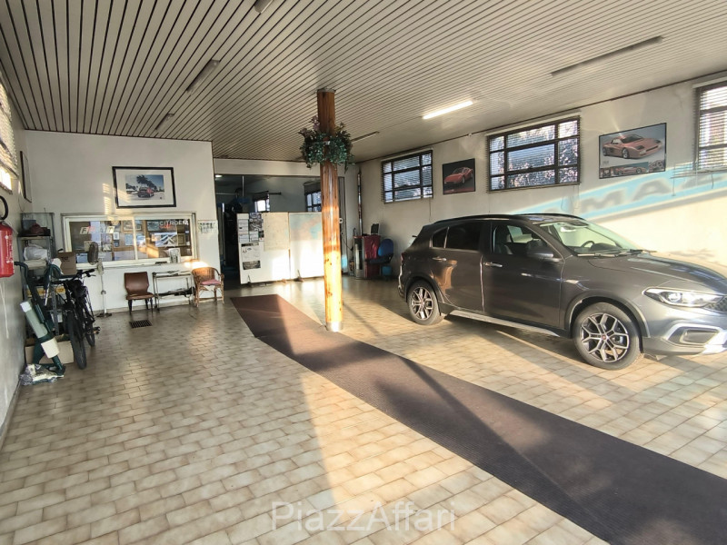 * * * PREZZO RIBASSATO * * * 

Meraviglioso e luminoso locale in parte commerciale e in parte art...