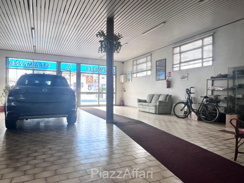 * * * PREZZO RIBASSATO * * * 

Meraviglioso e luminoso locale in parte commerciale e in parte art...