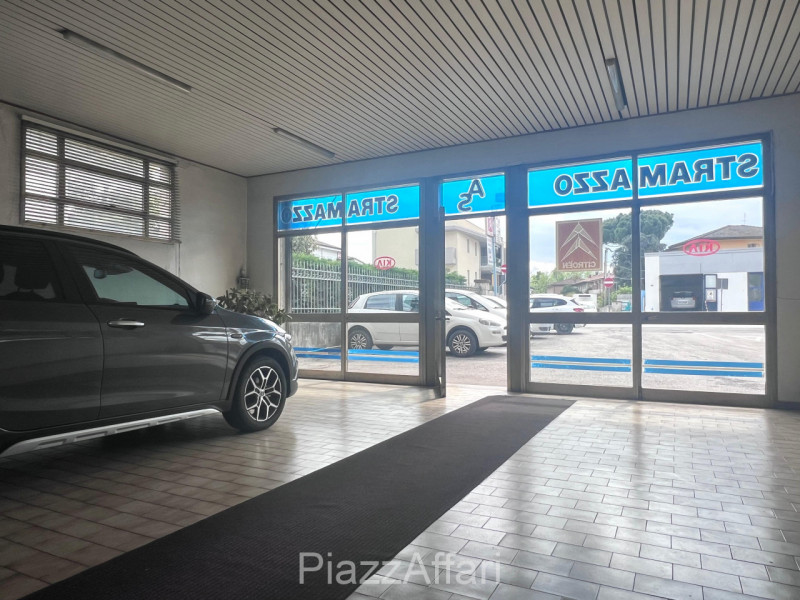 * * * PREZZO RIBASSATO * * * 

Meraviglioso e luminoso locale in parte commerciale e in parte art...