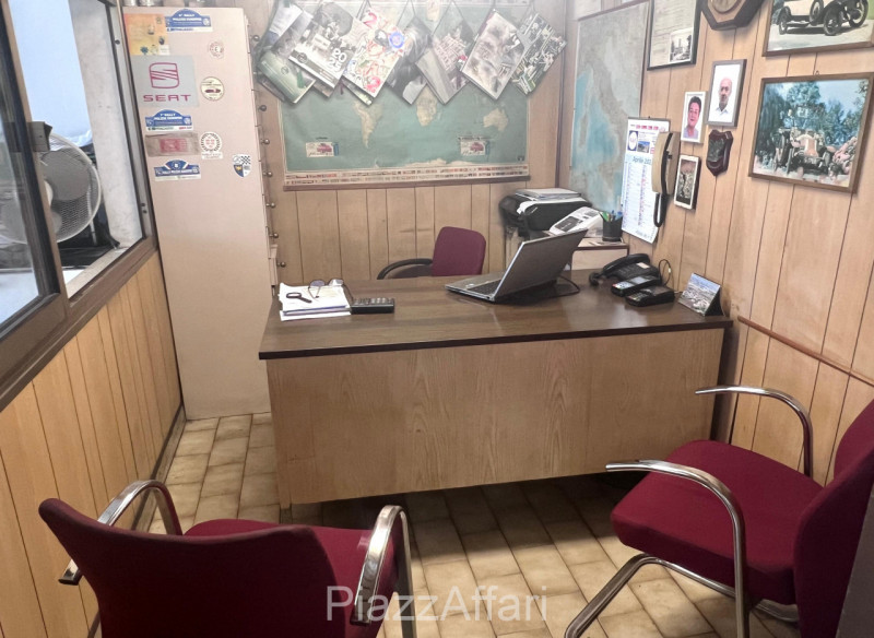 * * * PREZZO RIBASSATO * * * 

Meraviglioso e luminoso locale in parte commerciale e in parte art...