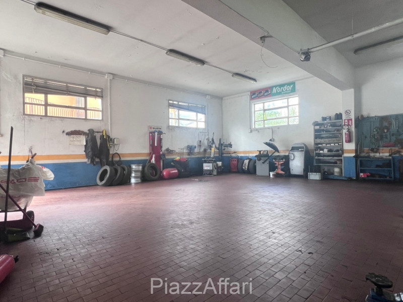 * * * PREZZO RIBASSATO * * * 

Meraviglioso e luminoso locale in parte commerciale e in parte art...