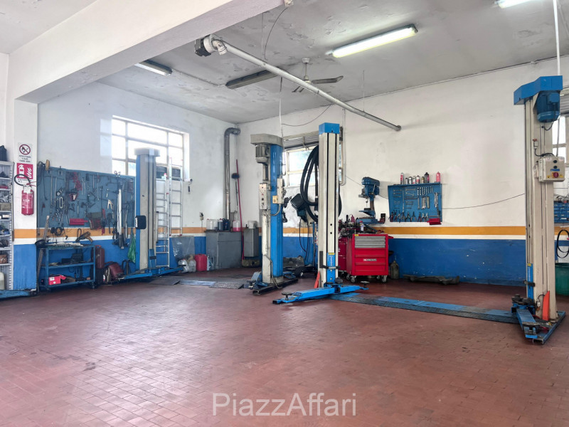 * * * PREZZO RIBASSATO * * * 

Meraviglioso e luminoso locale in parte commerciale e in parte art...