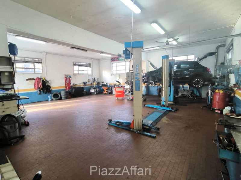 * * * PREZZO RIBASSATO * * * 

Meraviglioso e luminoso locale in parte commerciale e in parte art...