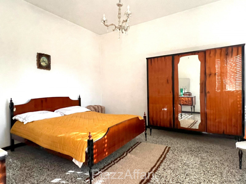 Nel comune di Brugine e precisamente in Via Arzerini n. 48, proponiamo in vendita interessante pr...