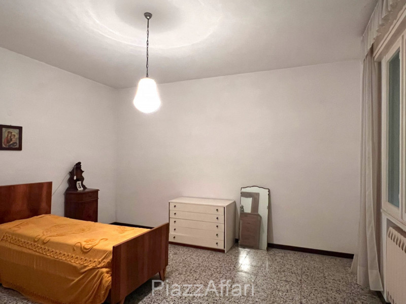 Nel comune di Brugine e precisamente in Via Arzerini n. 48, proponiamo in vendita interessante pr...